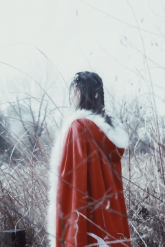 殷红色斗篷古风美女图片