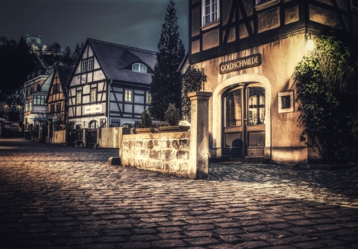 黑夜降临小镇建筑街道明亮路灯街景