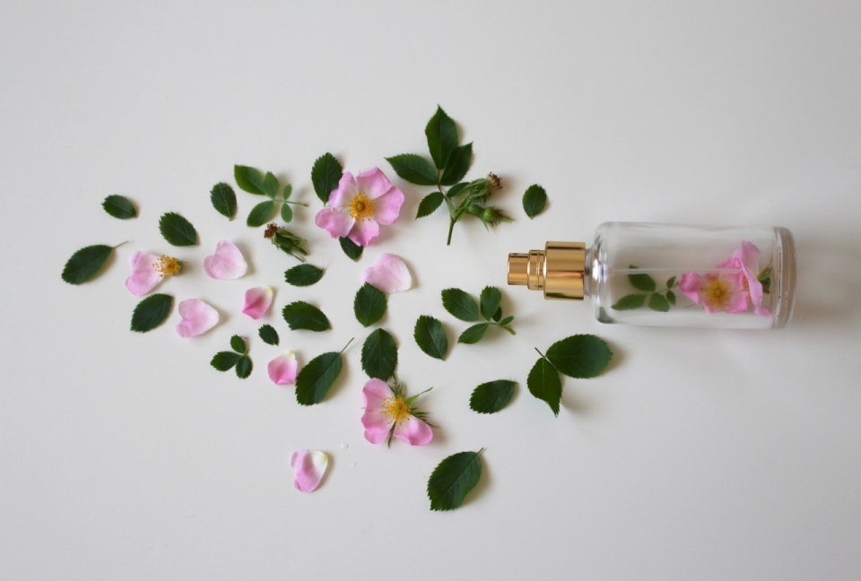 白色桌面透明喷雾瓶粉色花朵绿色叶子