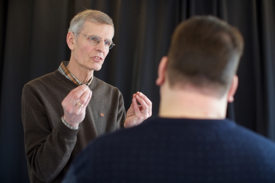 黑色室内窗帘前成年老年男性