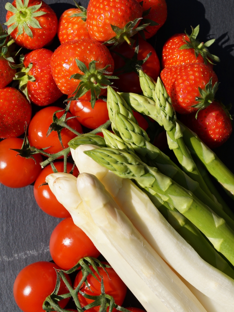 黑色桌面新鲜健康蔬果草莓番茄芦笋等