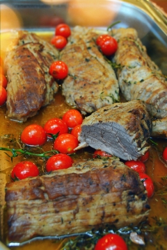 微距摄影_盘中的烤肉和番茄