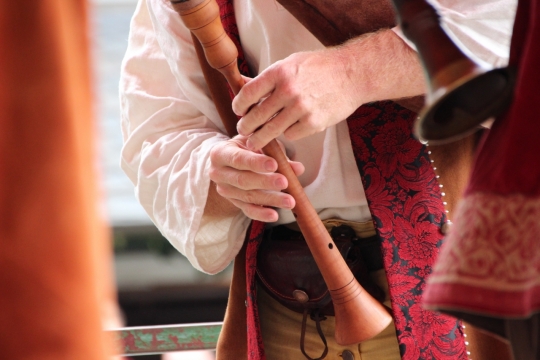 人物摄影_室外吹奏传统古老乐器老人