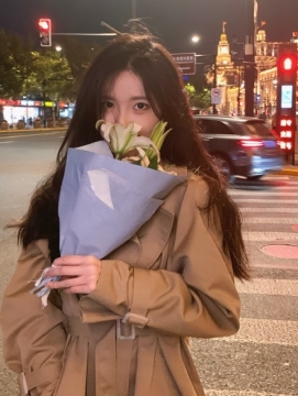 美女博主梨涡允允性感时尚街拍写真