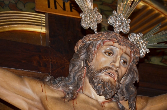 被钉在十字架上的耶稣受难像面部特写