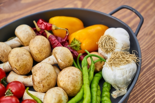 蘑菇大蒜辣椒和番茄各类蔬菜装在锅里