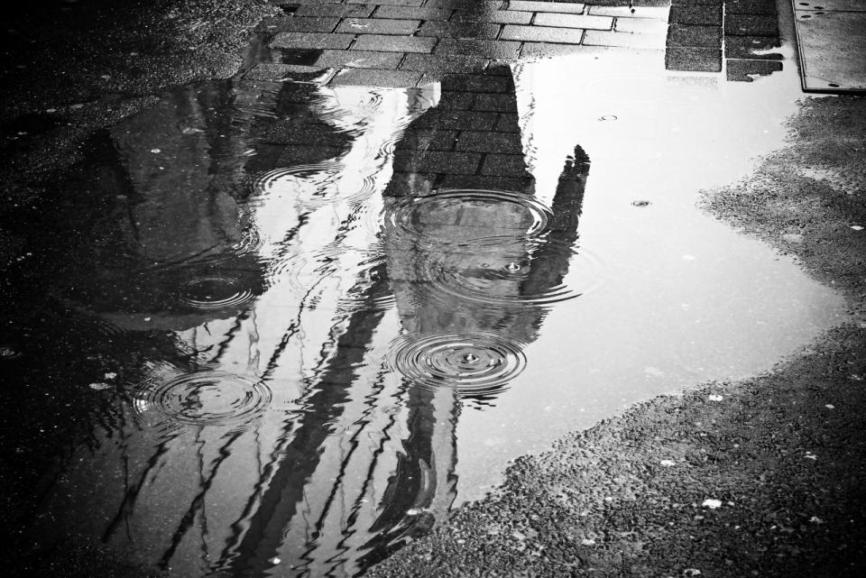 雨天水塘人物倒影黑白风格摄影