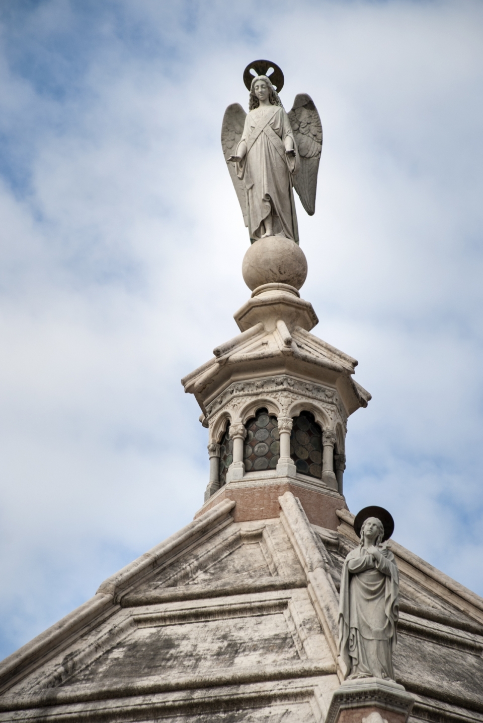 意大利贝加莫教堂建筑屋顶白色石质雕像