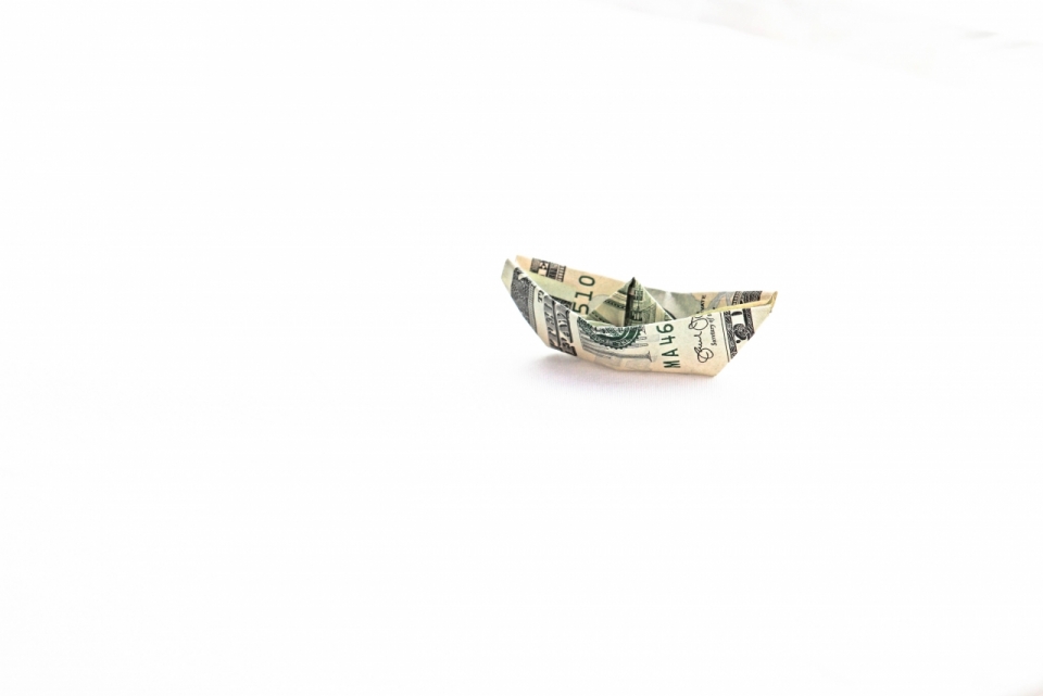 白色背景美元纸币折纸小船