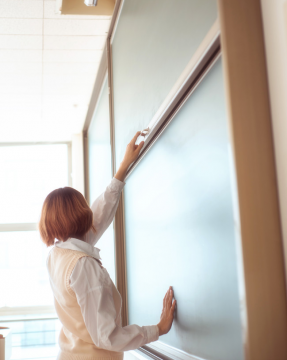 高挑制服美女性感背影特写