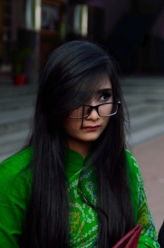 虚化背景城市街道长发戴眼镜女性