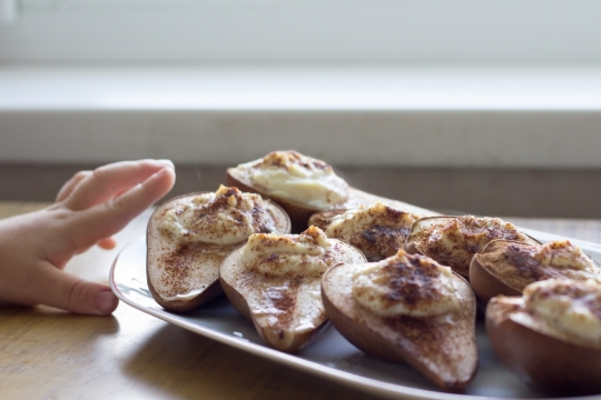 室内木制桌面白色盘子美味牛油果美食