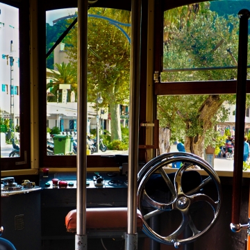 游览车司机室看阳光城市街道公园