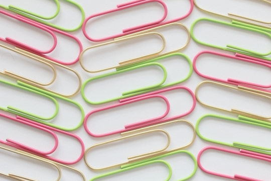 彩色回形针静物摆设摄影