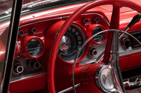 火红色轿车内部精美内饰拍摄