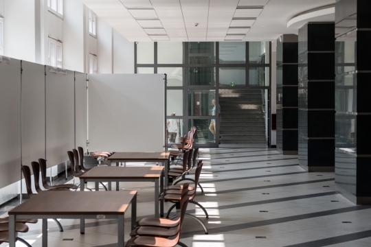 宽敞的走廊和摆放整齐的桌椅