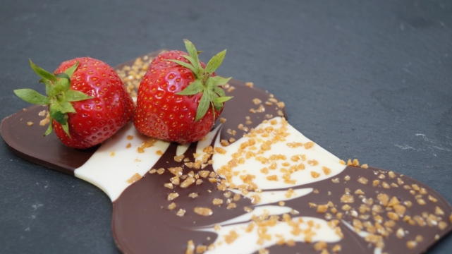 黑色桌面美味装饰巧克力新鲜红色草莓