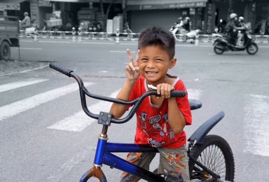 骑着自行车的小男孩街头摄影