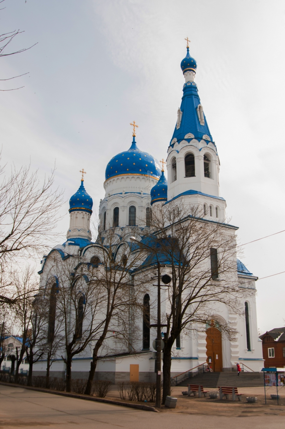 城市街道蓝色圆顶古老教堂建筑