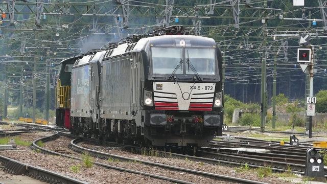 户外轨道行驶电车正面外观展示