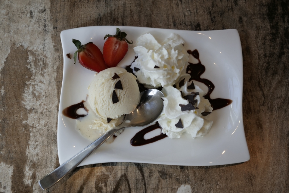 木制桌面白色盘子巧克力冰淇淋草莓甜点