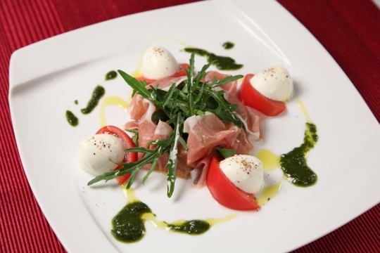 室内红色桌面白色盘子精致摆盘料理