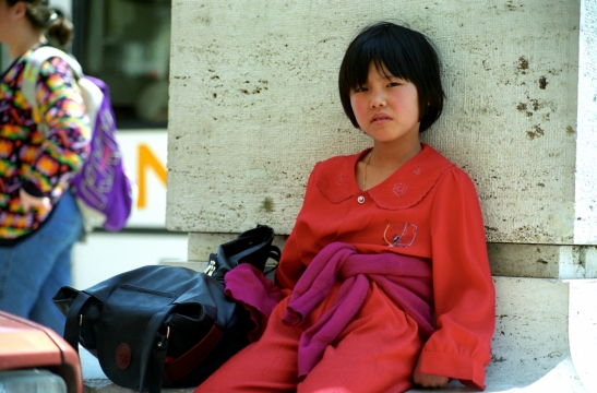 阳光城市街道靠墙壁短发女孩