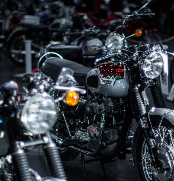 室内排布黑色崭新摩托车