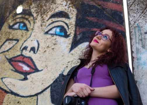 街头艺术彩绘墙壁前时尚长发女性