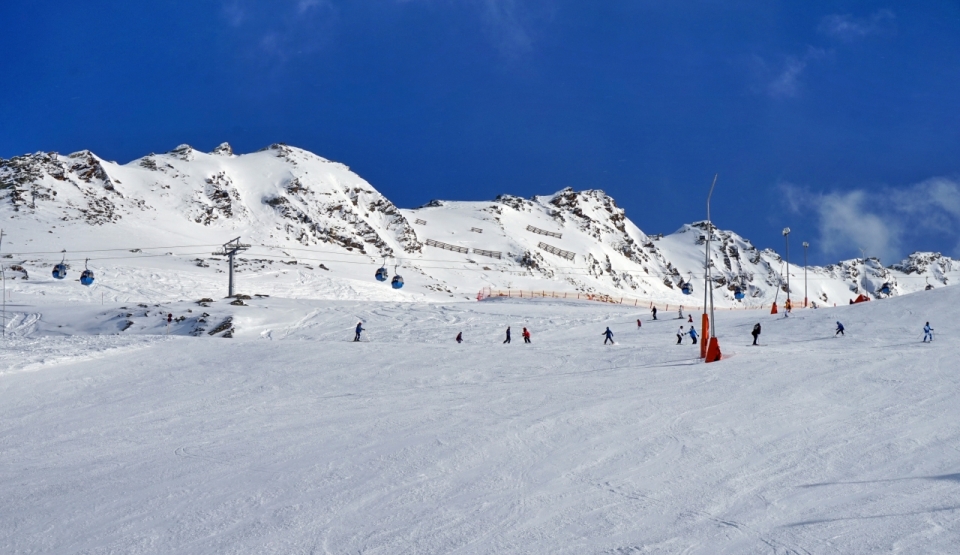 雪后冬天白色地面山峰自然滑雪场