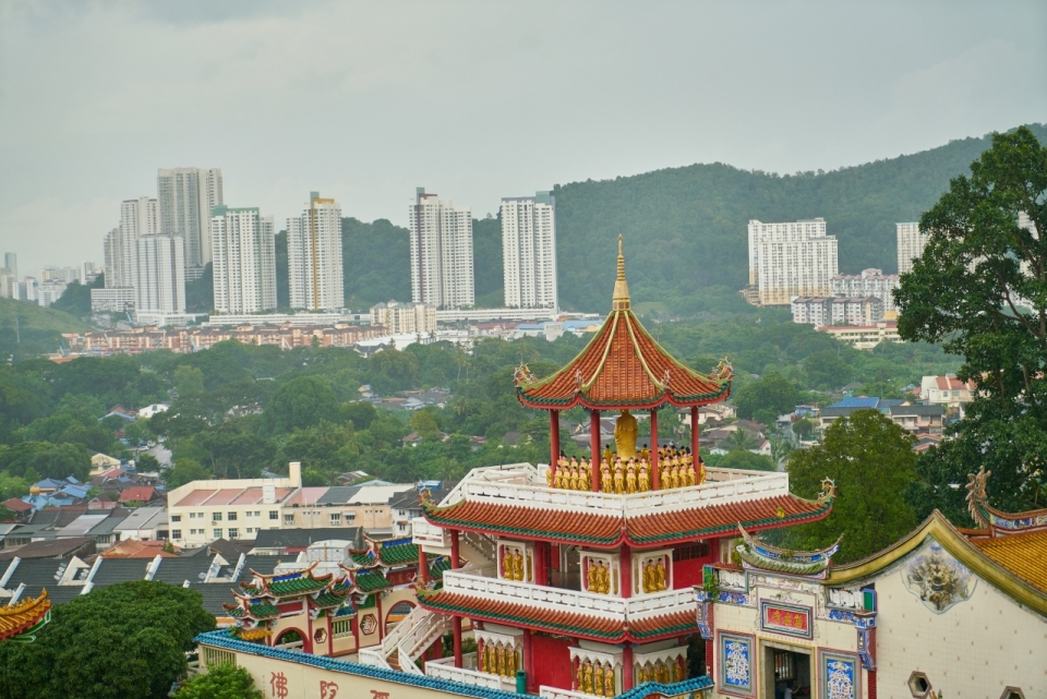 马来西亚现代城市房屋建筑间彩色寺庙