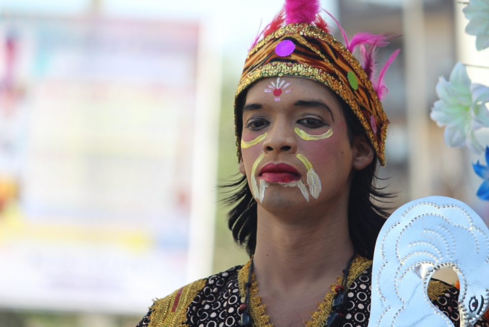 街道化妆作传统民族装扮男性