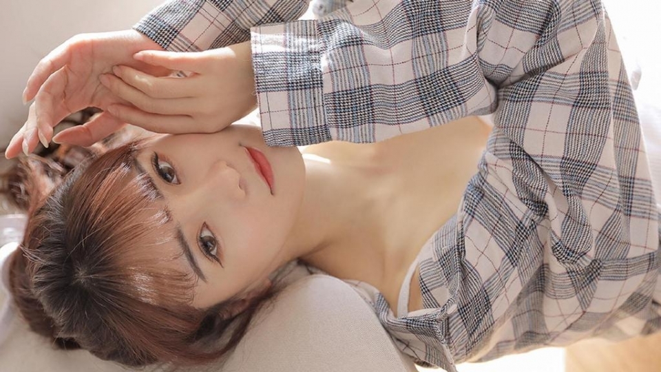 性感美女大眼吊带衫妩媚高清电脑桌面壁纸