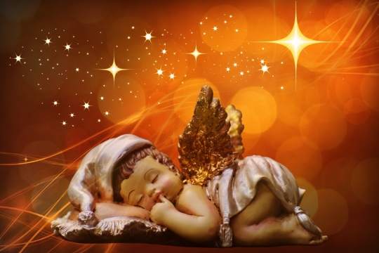 梦幻背景金色翅膀天使小孩模型