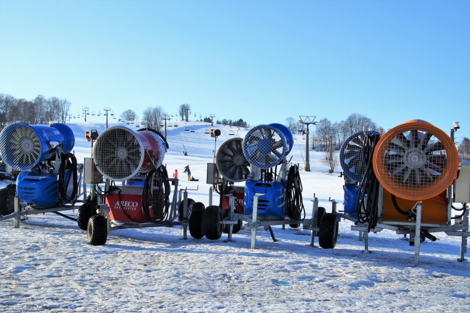 滑雪场旁排列的多架鼓风造雪机