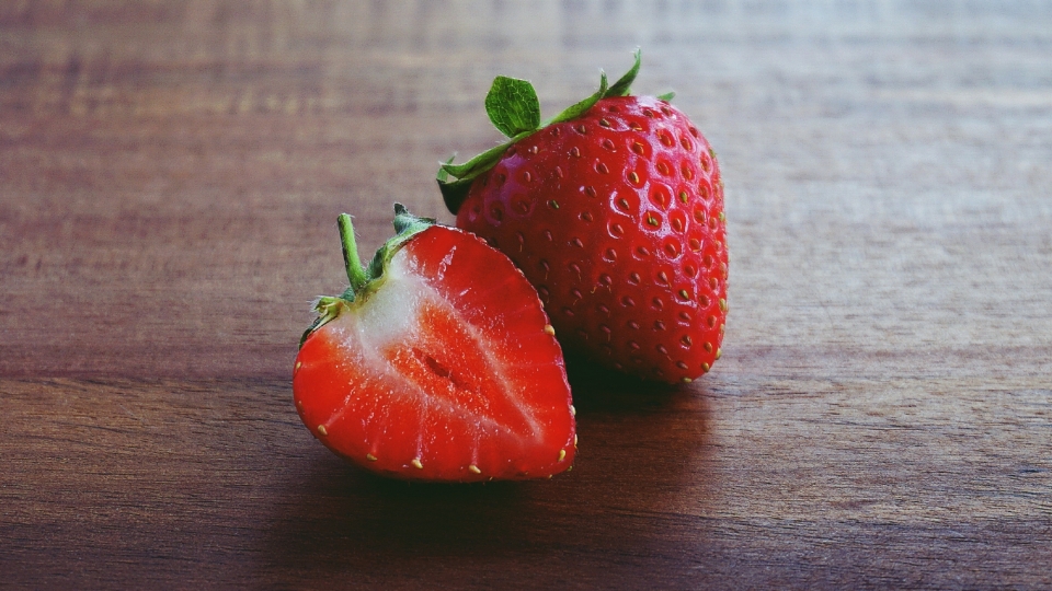 草莓水果高清桌面壁纸