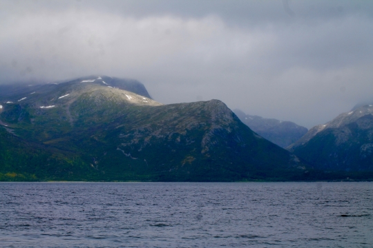 风光摄影_平静湖面远处巍峨高山自然风光