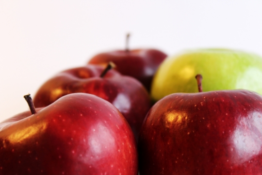 新鲜美味红色绿色苹果果实