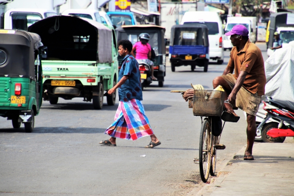 斯里兰卡城市街道马路车辆交通