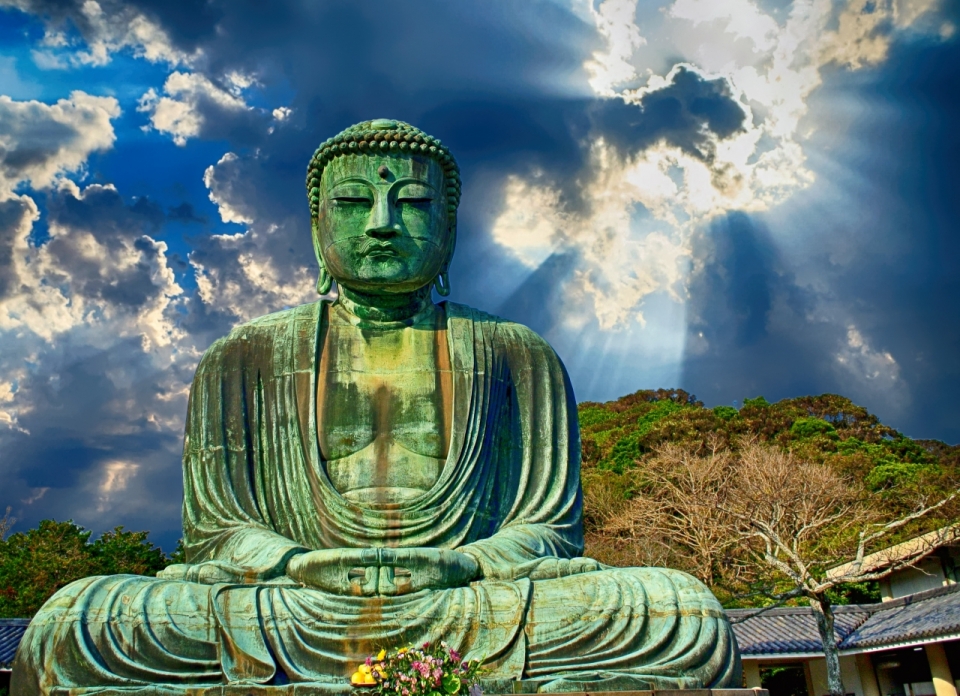 青天白日下的大型古佛雕塑高清摄影