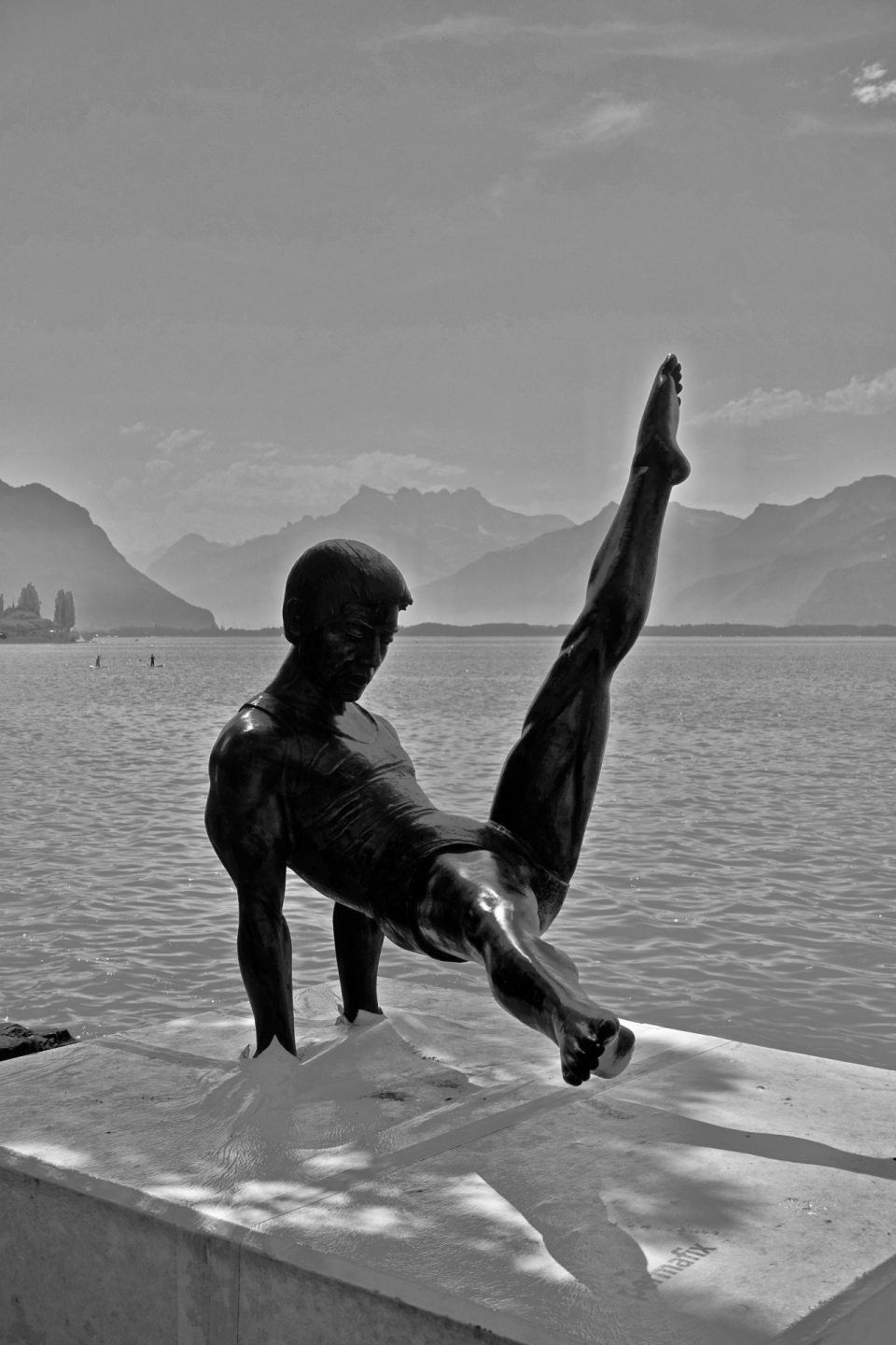 黑白风格湖边大理石砖上练习体操人物剪影