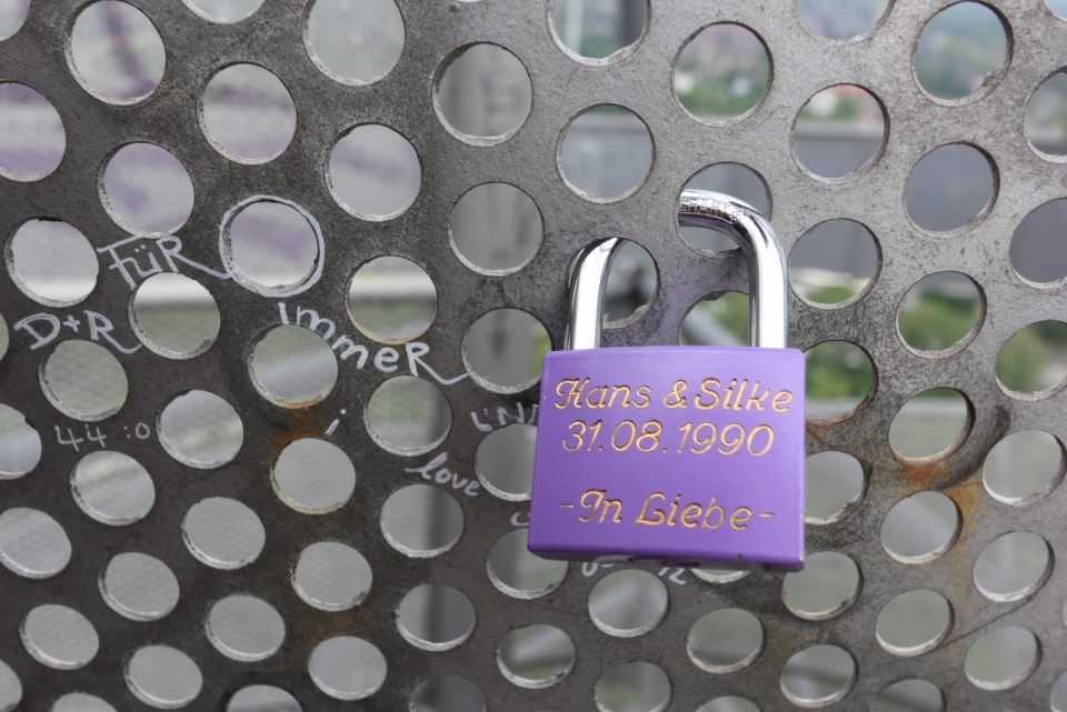 金属栅栏上紫色锁摄影