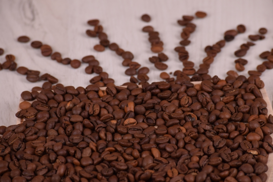 室内白色桌布新鲜美味健康褐色咖啡豆