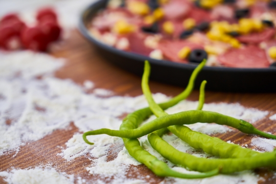 背景虚化披萨食材面粉和辣椒摄影