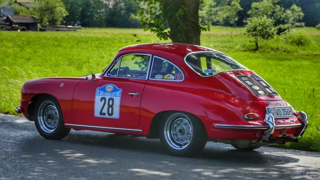 草地旁停放红色经典汽车外观