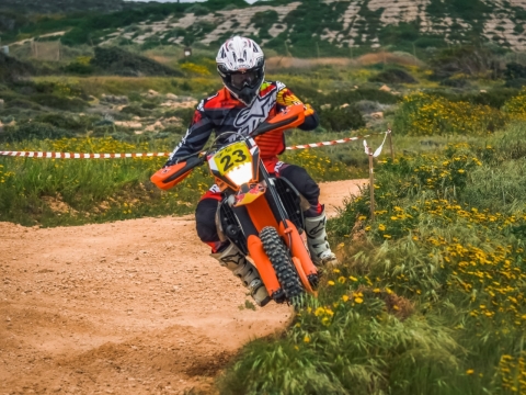 自然户外小路骑红色摩托车车手