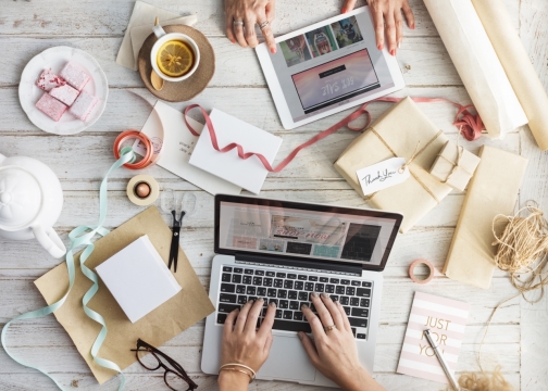 在摆着各种甜点美食的桌子上办公