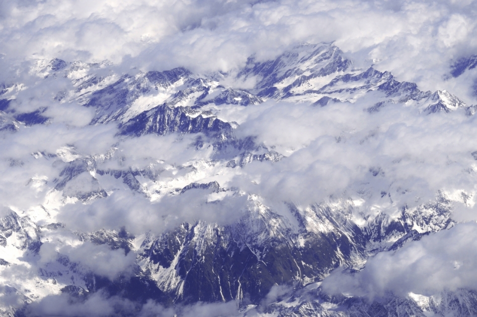 万米高空俯拍白云遮盖雪山美景