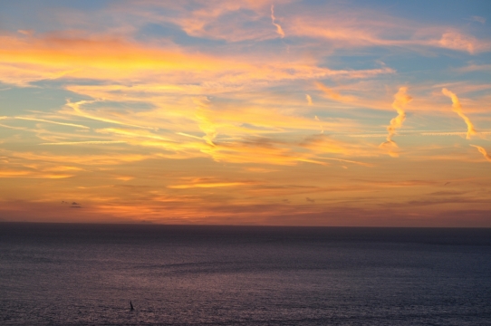 广袤无垠大海之上美丽的天空与云彩