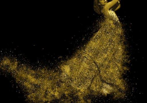 创意黄色长裙美女在黑暗中跳舞